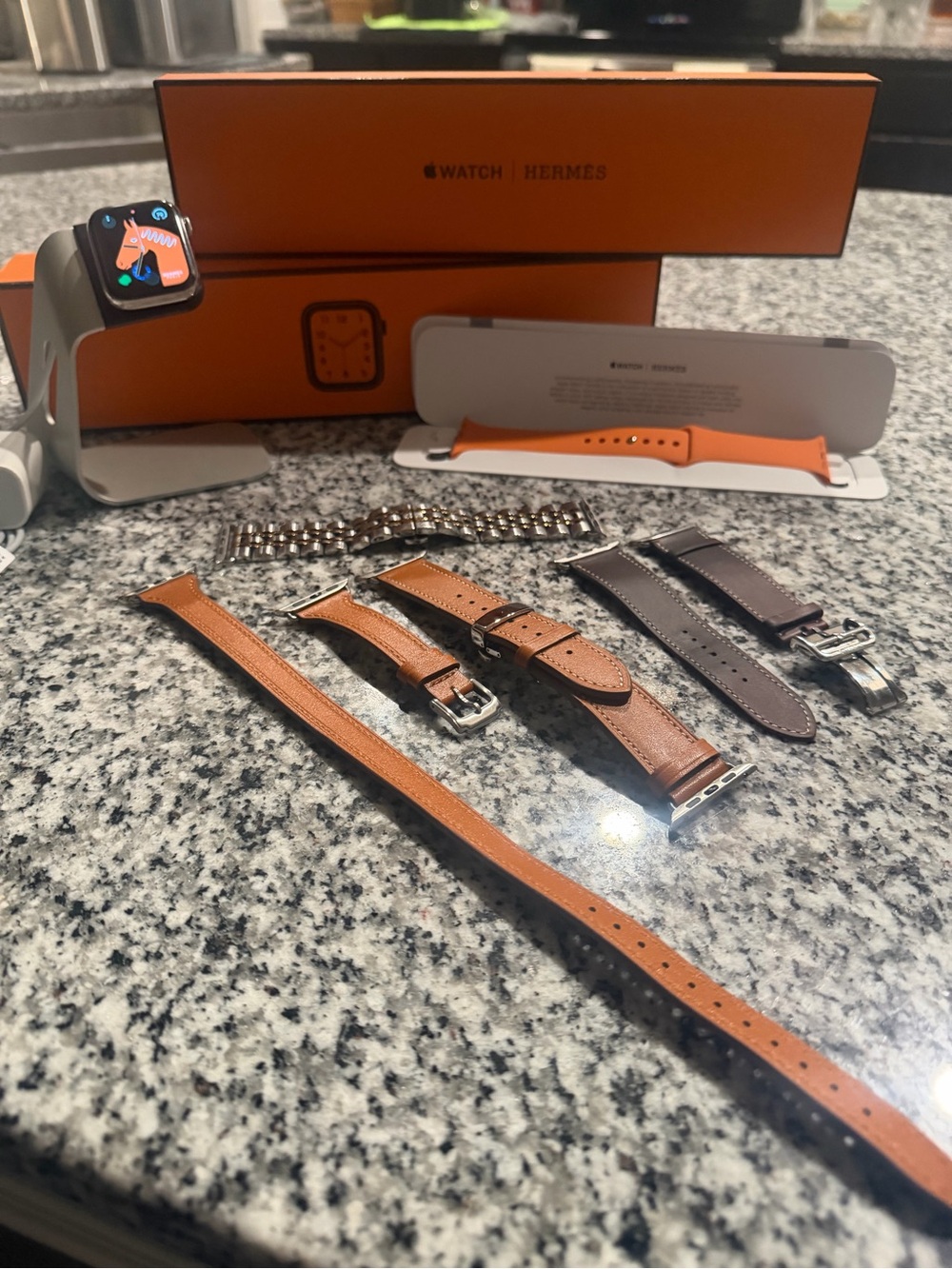 Her mès Apple Watch with Tour and Signature Bands with Boxes